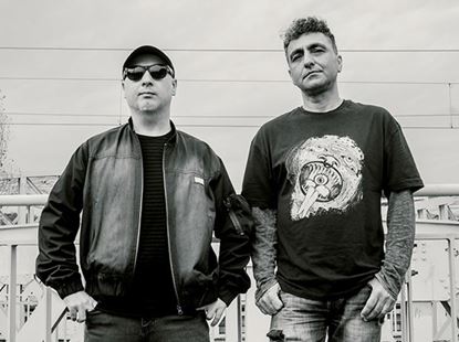 Cemiyette Pişiyorum, Öncesi: Deli Gömleği